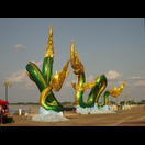 Naga-Figuren am Ufer des Mekongs